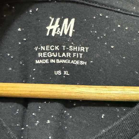 Mens H&M XL black/white v-neck tee - Picture 3 of 3